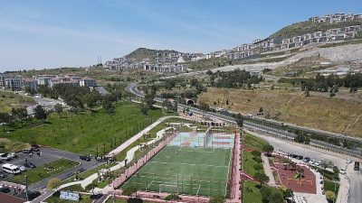 Bayraklı Belediyesi tarafından yapımı tamamlanan Ferdi Zeyrek Spor Kompleksi hizmete