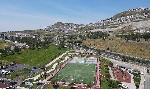 Bayraklı Belediyesi tarafından yapımı tamamlanan Ferdi Zeyrek Spor Kompleksi hizmete