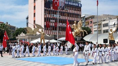 19 Mayıs Atatürk'ü Anma, Gençlik ve Spor Bayramı, Menemen'de gençlerin,