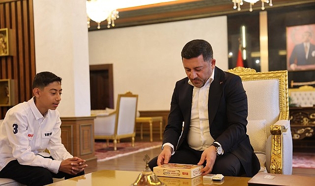 Rasim Başkan, Kitap Kurdu Eymen Açık’ı Belediyede Ağırladı Özel Kardelen Koleji 7. Sınıf öğrencisi Hıdır Eymen Açık, Nevşehir