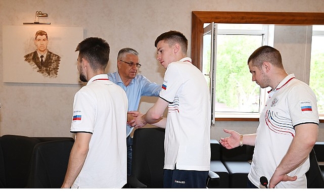 Rusya Görme Engelliler Futbol Milli Takımı Antrenör ve sporcuları, Kemer