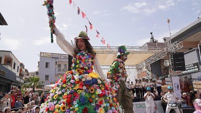 Binlerce yurttaş atalık tohumlar, üretim ve dayanışma için Ürkmez Meydanı’nda