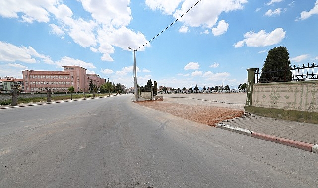 Şehir Mezarlığına Araçlar İçin Yeni Giriş Kapısı Açıldı Karaman Belediyesi, vatandaşların kent mezarlığına daha rahat ve kolay ulaşım