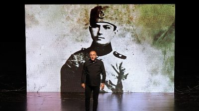 Sunay Akın “Cumhuriyete Giden Yol” gösterisiyle Sefaköy Kültür ve Sanat