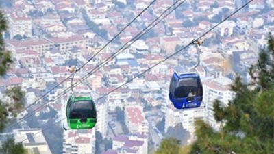 Balçova Teleferik Tesisleri’nde yaz dönemiyle birlikte ziyaret saatleri uzatıldı. İzmir