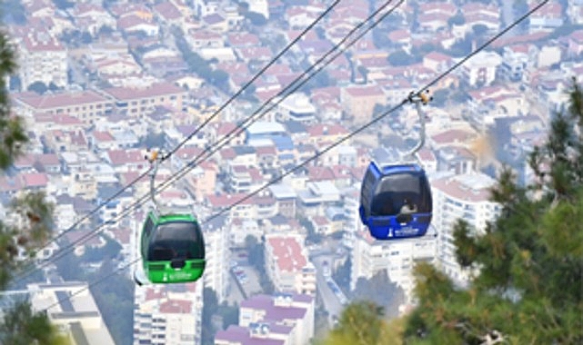 Teleferik’te yaz tarifesi başladı Balçova Teleferik Tesisleri’nde yaz dönemiyle birlikte ziyaret saatleri uzatıldı. İzmir