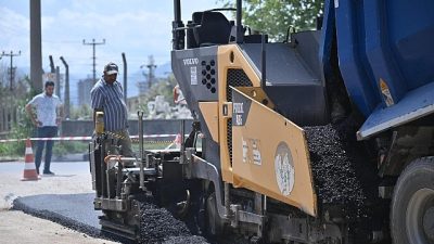 Manisa Büyükşehir Belediyesi, Turgutlu ilçesi Atatürk Mahallesi’nde sıcak asfalt çalışması