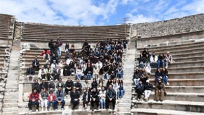 İzmir Büyükşehir Belediyesi üniversite öğrencilerine yönelik kültür gezisi düzenledi.