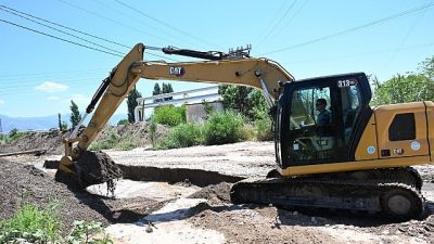 MASKİ Genel Müdürlüğü, Alaşehir ilçesinde bulunan Zeytinçayı Deresi’nde temizlik çalışması