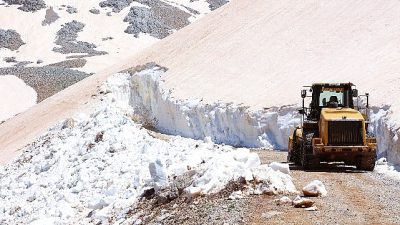 Antalya Büyükşehir Belediyesi yüksek rakımlı yayla yollarında karla mücadele çalışmalarını