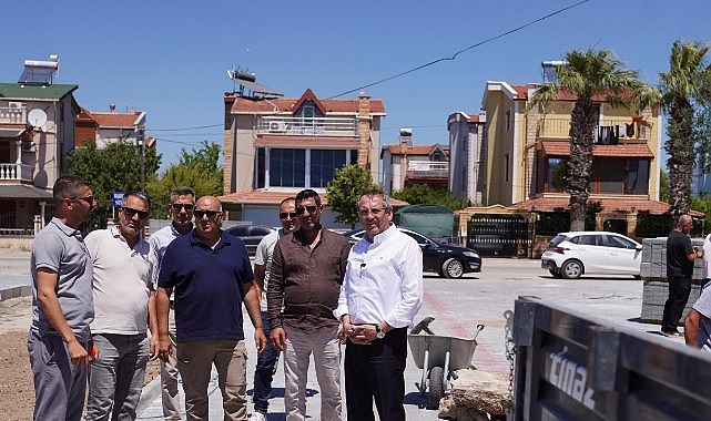 Ayvalık Belediyesi, kent genelinde başlattığı yol yapım ve yenileme çalışmalarını