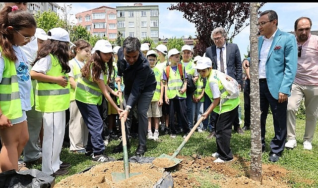 Bağcıların çocuklarından “Sıfır Atık” gösterisi Bağcılar Belediyesi’nin çevreyi koruma ve geri dönüşüm bilincini artırmak amacıyla