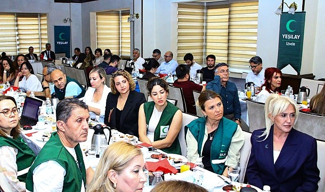 İzmir İl Millî Eğitim Müdürü ve Yeşilay İzmir Şubesi Başkanı