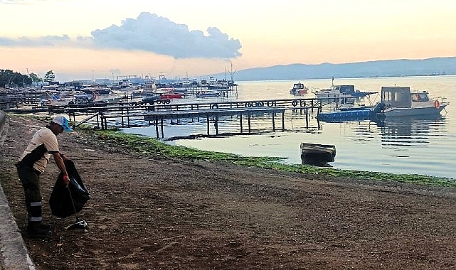 Kocaeli Büyükşehir Belediyesi, Başiskele sahilinde temizlik ve bakım çalışmalarını aralıksız