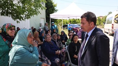 Yeniceabat Mahallesi’nde vatandaşlarla bir araya gelen Osmangazi Belediye Başkanı Erkan