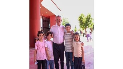 Kocaeli’de karnelerini alan öğrenciler, Kocaeli Büyükşehir Belediyesi tarafından yapılan İzmit
