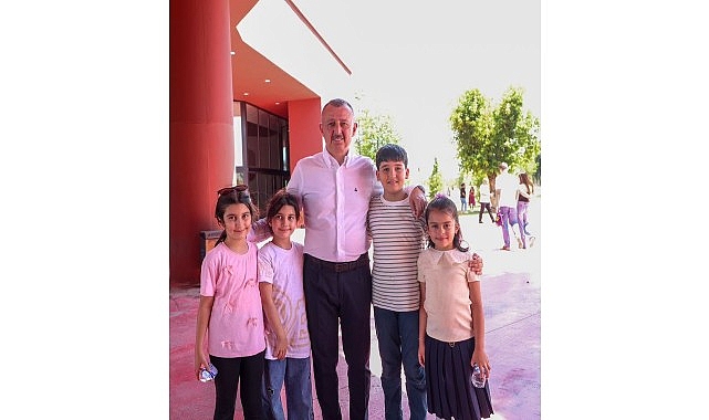 Kocaeli’de karnelerini alan öğrenciler, Kocaeli Büyükşehir Belediyesi tarafından yapılan İzmit