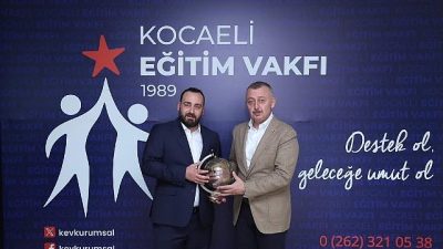 Kocaeli Büyükşehir Belediye Başkanı Tahir Büyükakın, Kocaeli Eğitim Vakfı’nı ziyaret