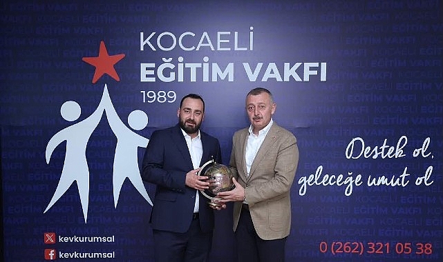 Kocaeli Büyükşehir Belediye Başkanı Tahir Büyükakın, Kocaeli Eğitim Vakfı’nı ziyaret