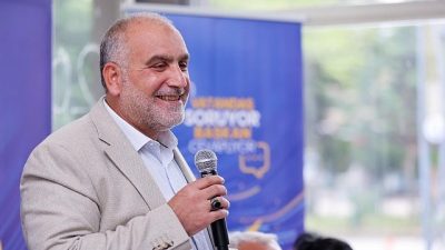 Canik Belediye Başkanı İbrahim Sandıkçı, vatandaşlarla istişare halinde çalışmaya devam