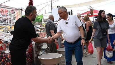 Kemer Belediye Başkanı Necati Topaloğlu, ilçe merkezinde kurulan sebze ve