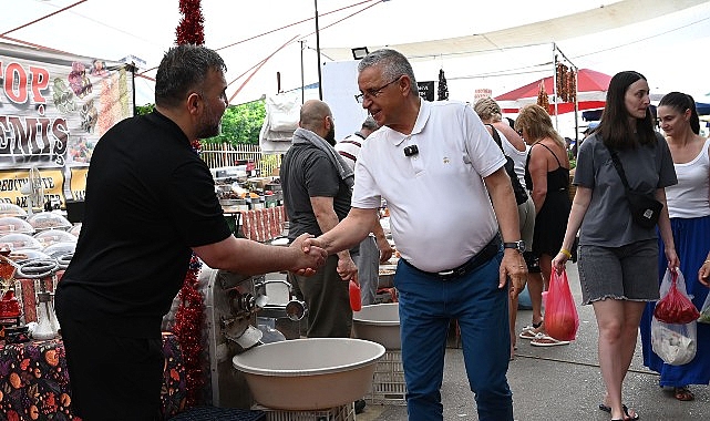 Kemer Belediye Başkanı Necati Topaloğlu, ilçe merkezinde kurulan sebze ve