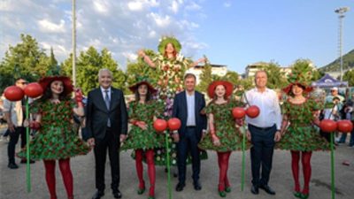 Kemalpaşa'da vatandaşlarla ve esnafla buluşan İzmir Büyükşehir Belediye Başkanı Dr.