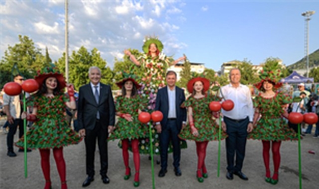 Kemalpaşa'da vatandaşlarla ve esnafla buluşan İzmir Büyükşehir Belediye Başkanı Dr.