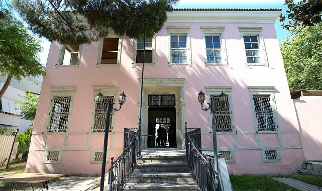 Karşıyaka Belediye Başkanı Yıldız Ünsal, 30 Ekim İzmir depreminde aldığı