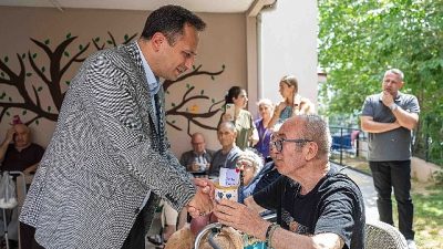Bornova Belediye Başkanı Ömer Eşki, Babalar Günü’nde Pembe Köşk Huzurevi