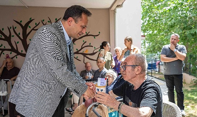 Bornova Belediye Başkanı Ömer Eşki, Babalar Günü’nde Pembe Köşk Huzurevi