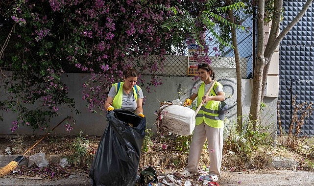 Bornova Belediyesi, daha temiz bir kent hedefiyle başlattığı periyodik temizlik