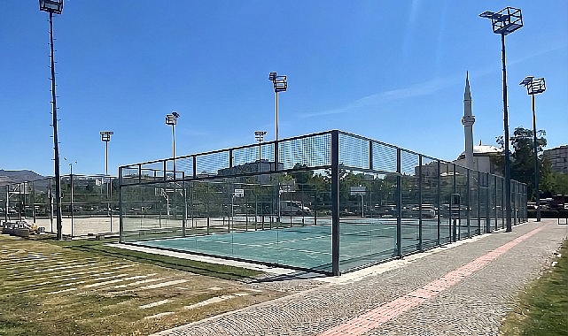 Bostanlı Sahili’ne yeni padel kortları geliyor İzmir Büyükşehir Belediyesi, Bostanlı Sahili’nde padel sporu için iki yeni