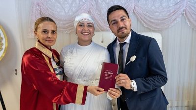 Mersin’in Yenişehir ilçesinde evlilik tarihlerini unutulmaz kılmayı hedefleyen çiftler, takvimler
