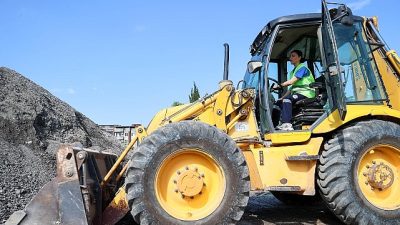 Buca Belediyesi’nin kepçe operatörü Ayça Aydoğdu, emeği ve kararlılığıyla sahada