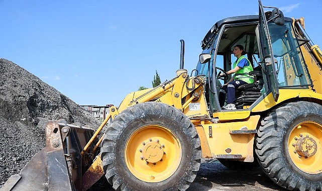 Buca Belediyesi’nin kepçe operatörü Ayça Aydoğdu, emeği ve kararlılığıyla sahada