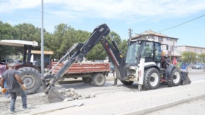 Burhaniye Belediyesi Fen İşleri Müdürlüğü ekipleri, ilçe genelinde bakım, onarım
