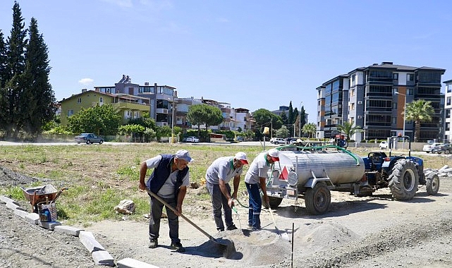 Burhaniye’de Park ve Yeşil Alanlarda Çalışmalar Kesintisiz Sürüyor Burhaniye Belediyesi Park ve Bahçeler Müdürlüğü ekipleri, ilçe genelinde park