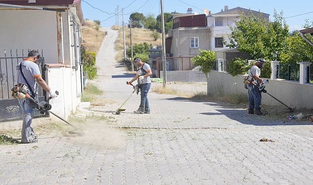 Burhaniye Belediyesi Temizlik İşleri Müdürlüğü ekipleri, ilçe genelinde merkez ve