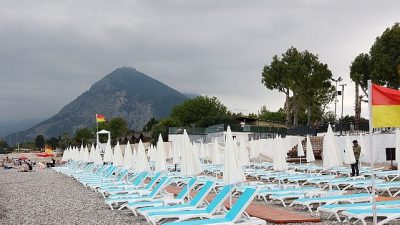 Antalya Büyükşehir Belediyesi, halkın kullanabileceği yeni bir plajı daha hizmete