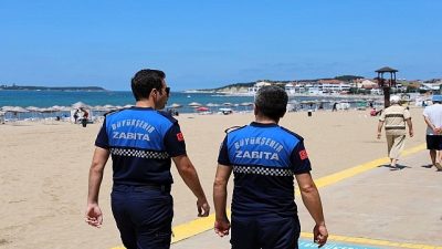 Kocaeli Büyükşehir Belediyesi Zabıta ekipleri, mavi bayraklı sahillerde kaçak şezlong,