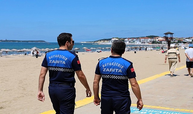 Kocaeli Büyükşehir Belediyesi Zabıta ekipleri, mavi bayraklı sahillerde kaçak şezlong,