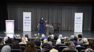 Canik Belediyesi'nin düzenlediği "Geleneksel Yöntemlerle Kadim Şifanın İzinde" konferansı vatandaşların