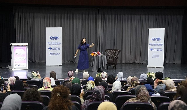 Canik Belediyesi'nin düzenlediği "Geleneksel Yöntemlerle Kadim Şifanın İzinde" konferansı vatandaşların