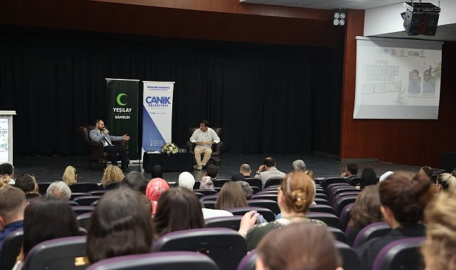 Canik Belediyesi'nin ilçede düzenlediği söyleşi programında bağımlılıkla mücadelenin temel prensipleri