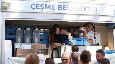 Çeşme Belediyesi, Muharrem ayı dolayısıyla düzenlediği aşure lokması paylaşımıyla vatandaşları