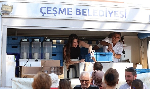 Çeşme Belediyesi, Muharrem ayı dolayısıyla düzenlediği aşure lokması paylaşımıyla vatandaşları