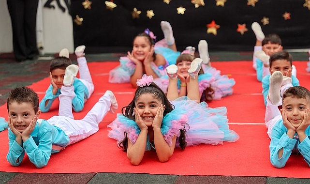 Buca Belediyesi Çınar Anaokulları’nda eğitimlerini tamamlayan minikler, düzenlenen mezuniyet töreninde