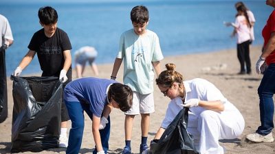 Dikili Belediyesi’nin 5 Haziran Dünya Çevre Günü kapsamında düzenlediği sahil