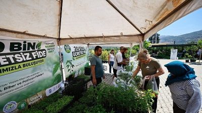 Efes Tarlası Yaşam Köyü’nde her hafta kurulan Üretici Pazarı, üreticiler